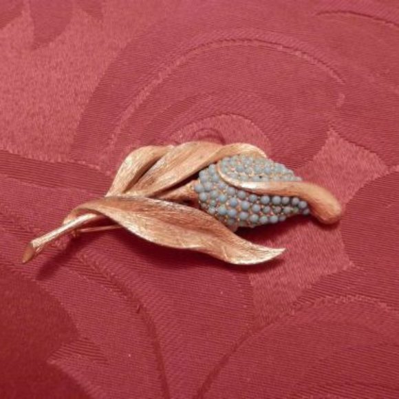 Vintage signed Hattie Carnegie brooch gold tone flower turquoise stones 3.5" - Picture 1 of 2